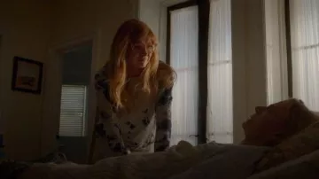 Espléndida sudadera Tie-Dye usada por Abby Clark (Connie Britton) en 9-1-1 (S01E09)