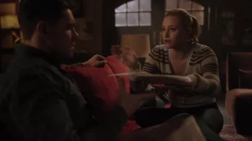 Le gilet rayé Free People porté par Betty Cooper (Lili Reinhart) dans Riverdale (S03E13)