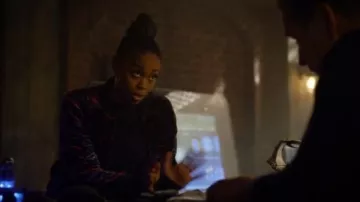 Joie Mace Floral en Velours Blouson porté par Anissa Pierce (Nafessa Williams) en Noir Lightning (S02E15)
