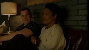 Tous les Saints, Elle Chandail porté par Athena Subvention (Angela Bassett) dans le 9-1-1 (S02E01)