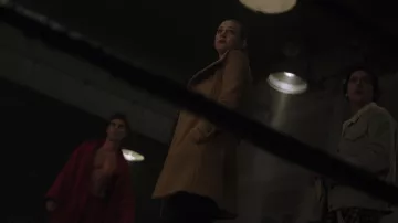 El abrigo de camello Babaton usado por Betty Cooper (Lili Reinhart) en Riverdale S03E15