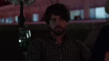 J.Crew. Camisa de plástico gris slim fit para hombre Stretch Secret Wash Heather Gingham Poplin usada por David Lambert en Good Trouble (S01E10)