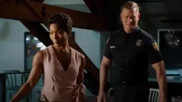 Diane von Furstenberg sans Manches Wrap Cardigan porté par Athena Subvention (Angela Bassett) dans le 9-1-1 (S02E05)