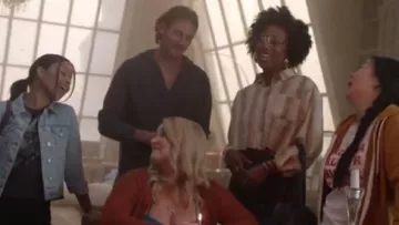 la camisa recortada A cuadros de UO. usado por Malika (Zuri Adele) en Good Trouble (S01E10)