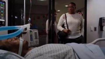 NSF en Détresse Cable Knit Wool-Blend Pull porté par Henrietta 'Poule' Wilson (Aisha Hinds) dans le 9-1-1 (S02E07)