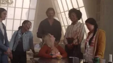 Rebecca Minkoff Grl Pwr Musculaire Tee porté par Alice (Sherry Cola) en Bonne Difficulté (S01E10)