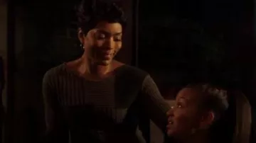 Helmut Lang Grunge Cavalier porté par Athena Subvention (Angela Bassett) dans le 9-1-1 (S02E07)