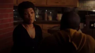 3.1 Phillip Lim Marin Cardigan porté par Athena Subvention (Angela Bassett) dans le 9-1-1 (S02E07)