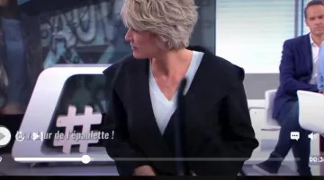 Le manteau noir à capuche effet daim Zara essayé par Sophie Davant dans C'est au programme le 20.03.2019