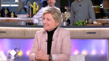 La veste blazer cintrée de Anne-Élisabeth Lemoine dans C à vous du 05/03/2019