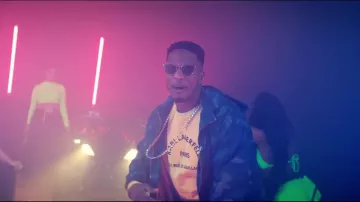 The sweatshirt yellow Karl Lagerlfeld of Niska in her video clip Giuseppe (#MéchantMéchant 1)