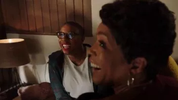 Pam et Gela Stewart Zip Hoodie, portés par Henrietta 'Poule' Wilson (Aisha Hinds) dans le 9-1-1 (S02E10)