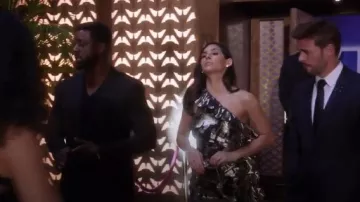 Attico Une Épaule Métallique en Mousseline de soie à Volants Robe de Cocktail porté par Nina Ferrera (Camila Banus) Star (S03E06)