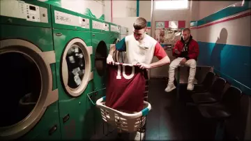 Le t-shirt bleu blanc rouge Tommy Hilfiger de Capo Plaza dans son clip Billets feat. Ninho