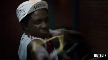 La casquette de cycliste team Ceramiche Ariostea 1985 portée par Lucas Sinclair (Caleb McLaughlin) dans Stranger Things Saison 3