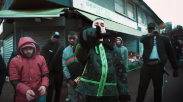 La veste bandana noire et verte Formy Studio de Capo Plaza dans son clip Billets feat. Ninho