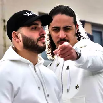 Le sweatshirt blanc imprimé abeilles de Dinaz sur le compte instagram de @djadjaofficiel