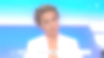 Chaqueta rosa de Caroline Roux en C dans l'air del 20.03.19