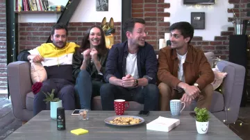 Le Sweat à capuche tricolore porté par Ugo Marchand de la chaine Lolywood dans On Coache des Abonnés sur une Appli de Rencontre avec Audrey Pirault