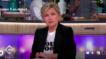 La veste détail satin The Kooples de Anne-Élisabeth Lemoine dans C à vous le 20.03.2019