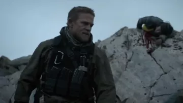 Chaqueta Arc'teryx usada por William 'Ironhead' Miller (Charlie Hunnam) como se ve en Triple Frontier