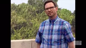 The plaid shirt of Mr. Robot (Christian Slater) in Mr. Robot S02E06