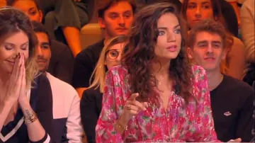 The dress with shoulder pads and V-neckline on The Kooples Francesca Antoniotti in It is that of the tv !the 19.03.2019