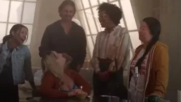 Rebecca Minkoff Grl Pwr Musculaire Tee porté par Alice (Sherry Cola) en Bonne Difficulté (S01E10)