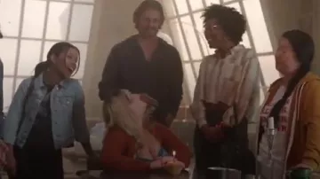 Urban Outfitters Recadrée Plaid Button Down Shirt porté par Malika (Zuri Adele) en Bonne Difficulté (S01E10) (S01E10)