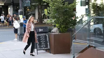 Les chaussures noires de Meredith Grey (Ellen Pompeo) dans Grey's Anatomy S15E04