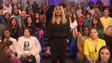 Halston Heritage Black Wrap-Front Pants usado por Wendy Williams en The Wendy Williams Show 19 de marzo de 2019