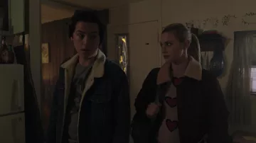 La chaqueta sherpa Coach con cuello bomber usada por Betty Cooper (Lili Reinhart) en Riverdale S03E16