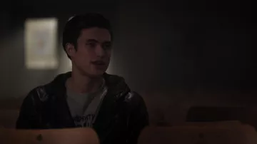 Le t-shirt "Proprety of Riverdale High" porté par Reggie Mantle (Charles Melton) dans Riverdale S03E16