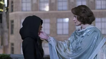 Le manteau de Elektra Natchios (Élodie Yung) dans Marvel's The Defenders S01E01