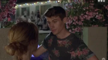 The t-shirt floral Lucas Moreau (Victor Meutelet) in The Innocent S01E01