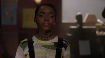 Le pull camouflage porté par Josie McCoy (Ashleigh Murray) dans Riverdale S03E16