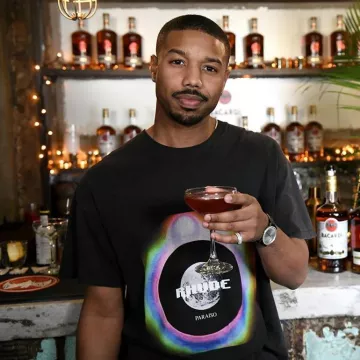 The t-shirt Rhude Parasio Michael B. Jordan on his account Instagram @michaelbjordan