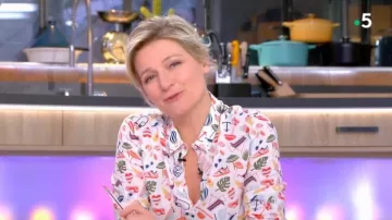 La chemise imprimée de Anne-Élisabeth Lemoine dans C à vous du 08/03/2019