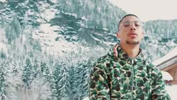 La chaqueta de camuflaje Bape que lleva Maes en el clip Your Dreams of Dabs