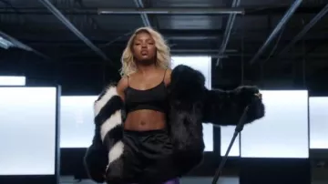 Chaqueta de piel de cuello a rayas blancas usada por Alexandra Crane (Ryan Destiny) en Star (S03E11)