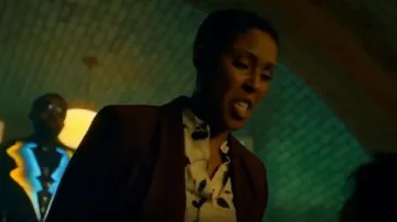 L'équipement de Boleyn Chemisier porté par Lynn Pierce (Christine Adams) en Noir Lightning (S02E16)