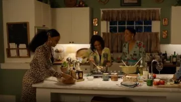 Blusa Alice + Olivia Eloise usada por Anissa Pierce (Nafessa Williams) en Black Lightning (S02E16)