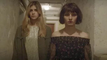 Vestido fuera del hombro de Ludovica (Alice Pagani) como se ve en Baby S01E03