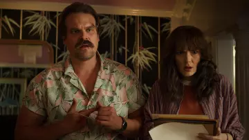 Jim Hopper's (David Harbour) hawaian shirt as seen in Stranger Things Season 3