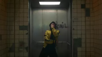 La chaqueta amarilla del tipo en el ascensor en el clip DD de PNL