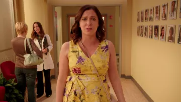 La robe jaune à fleurs Karen Millen portée par Rebecca Bunch (Rachel Bloom) dans Crazy Ex-Girl­friend S03E06