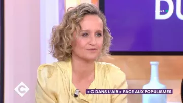 La chemise jaune satinée de Caroline Roux dans C à vous du 19/03/2019