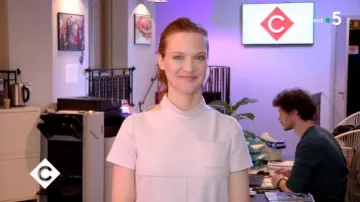 La Robe en coton stretch reliefe rose pâle de Odile Vuillemin dans C à vous du 19/03/2019