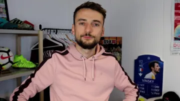 Le sweatshirt rose porté par Vinsky dans sa vidéo YouTube LE PIRE MATCH DE MA VIE... (PSG 1-3 MAN­CHES­TER UNI­TED)