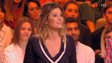 The Sweater with deep V-neck of Caroline Ithurbide in It is that of the tv !